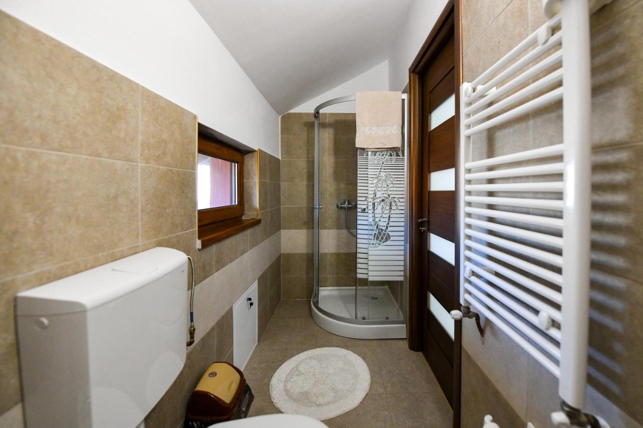 Villa Castellino Тыргу-Окна Экстерьер фото