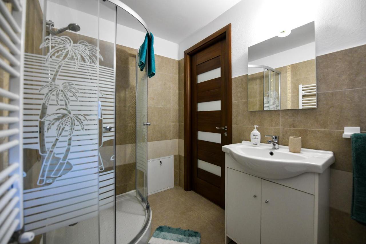 Villa Castellino Тыргу-Окна Экстерьер фото