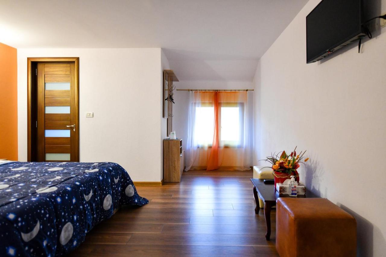 Villa Castellino Тыргу-Окна Экстерьер фото
